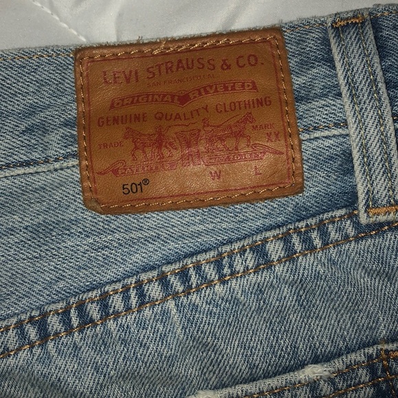 Size 25 Levi’s 501 high-rise light wash shorts - Picture 4 of 8